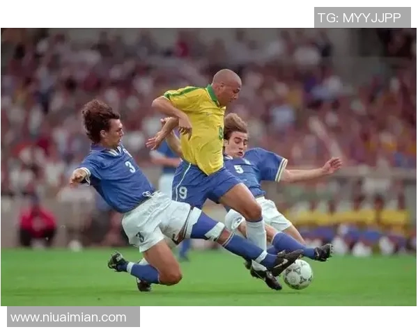 哪位足球巨星的劲射让足球瞬间爆裂成两半